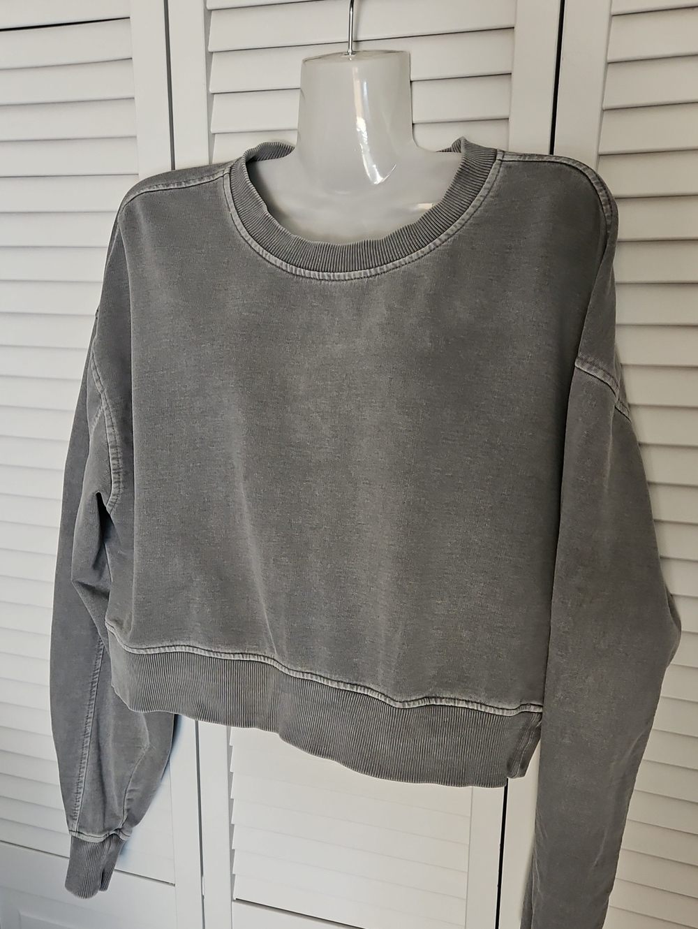 LAZY SUNDAY MINERAL WASHED GRAY CROPPED SWEATSHIRT SZ M